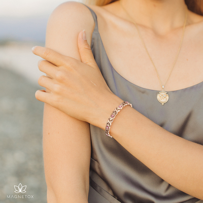 Elegant Women's Bracelet with Rhinestones – Adjustable Lightweight Accessory for Casual and Formal Occasions