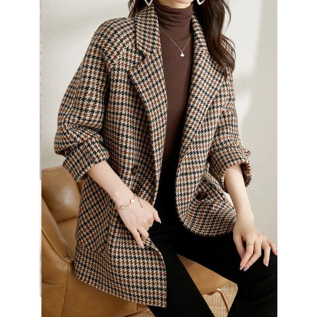 Tailored Women's Checkered Jacket - Cozy Warmth & Effortless Style